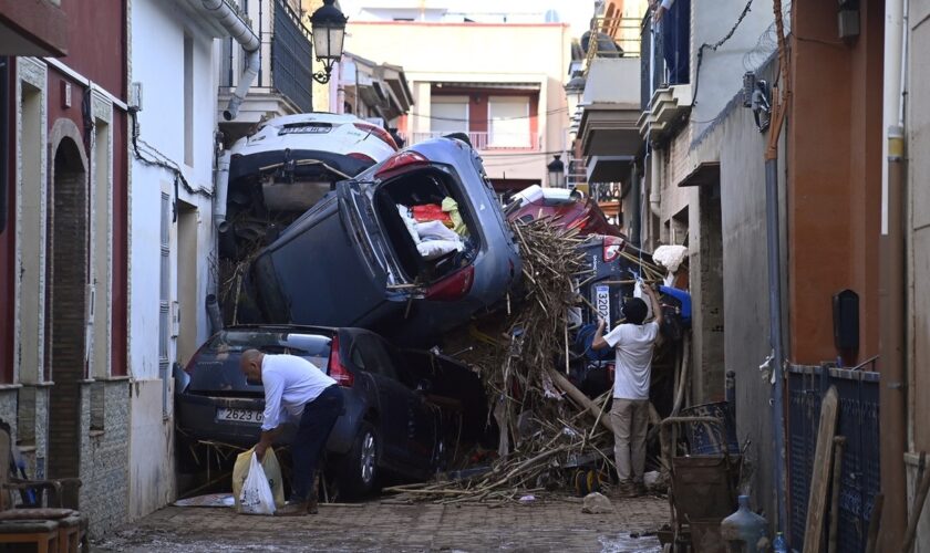 Photos et vidéos: Plus de 200 morts en Espagne, l'armée à la rescousse face au chaos