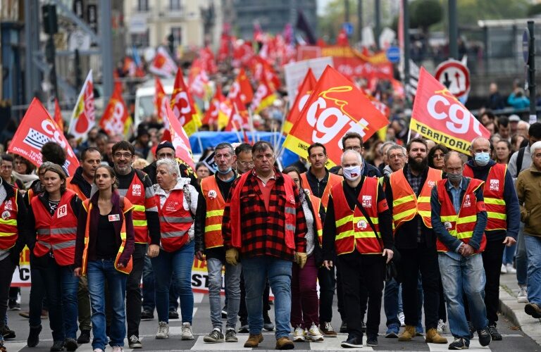 Plans sociaux, appels à la grève: L'automne s'annonce tendu en France