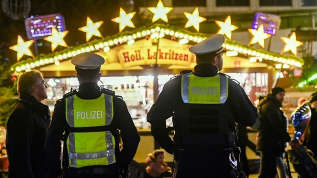 Polémique en Allemagne: Un enfant tire la langue au Saint Nicolas et reçoit un coup de baguette au visage