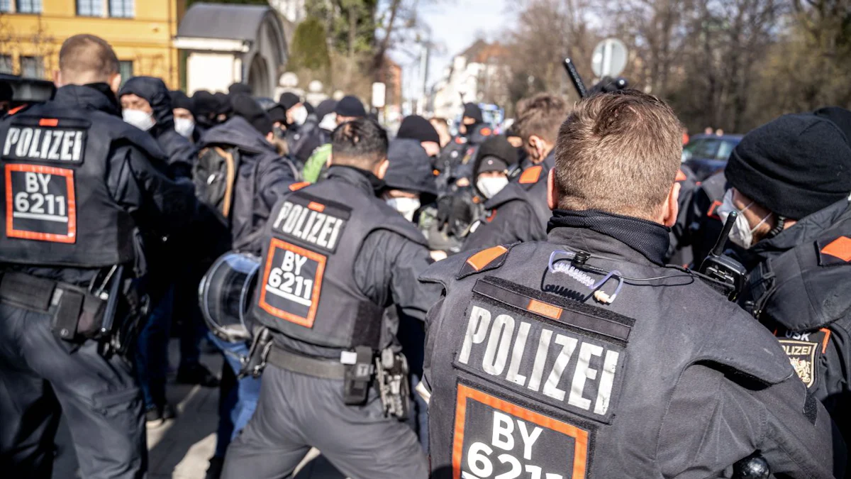 Polizei und Politik : „Es wird oft vergessen, dass Polizisten auch nur Menschen sind“