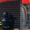 Polizisten stehen vor dem Restaurant in Issy-les-Moulineaux. Foto: Ian Langsdon/AFP/dpa