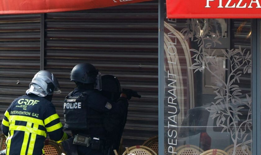 Polizisten stehen vor dem Restaurant in Issy-les-Moulineaux. Foto: Ian Langsdon/AFP/dpa