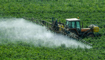 Pollution de l’eau : une ONG demande l’interdiction immédiate le flufénacet, un herbicide contenant des PFAS