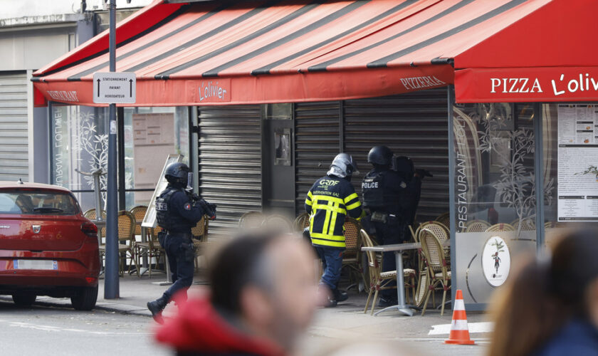 Près de Paris: L'homme retranché dans une pizzeria arrêté, ses otages libérés