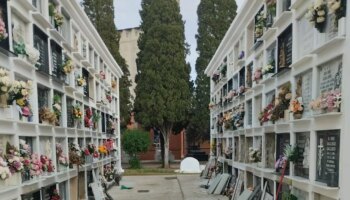 Profanan una veintena de tumbas del cementerio de Utrera