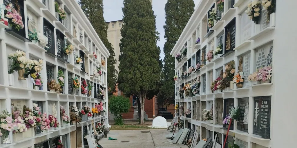 Profanan una veintena de tumbas del cementerio de Utrera