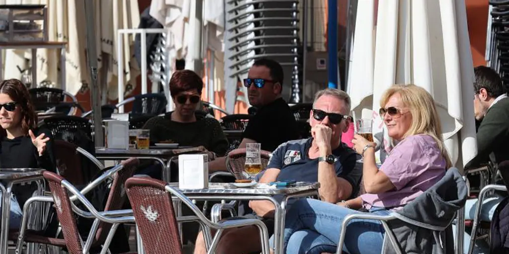 Prohibido beber en la terrazas de los bares del entorno de la carrera oficial durante la Magna de Sevilla