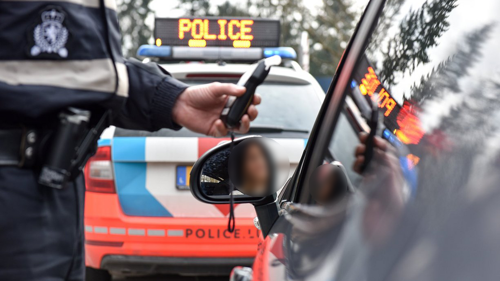 Qui fait le malin...: Deux conducteurs flashés à plus de 250 et 220 km/h sur l'A7