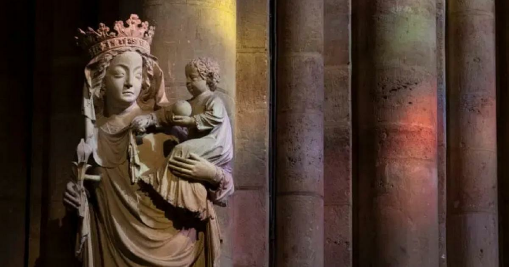 Rescapée de l’incendie, la statue de la Vierge à l’Enfant regagne la cathédrale Notre-Dame