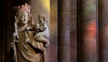 Rescapée de l’incendie, la statue de la Vierge à l’Enfant regagne la cathédrale Notre-Dame