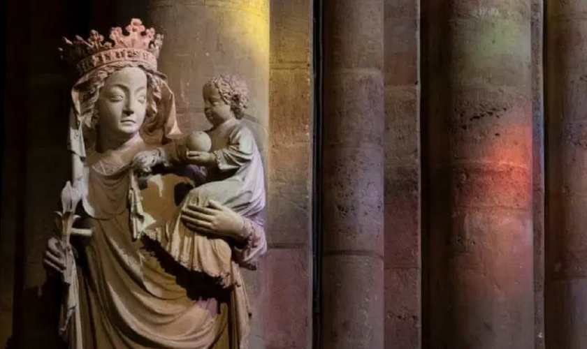 Rescapée de l’incendie, la statue de la Vierge à l’Enfant regagne la cathédrale Notre-Dame