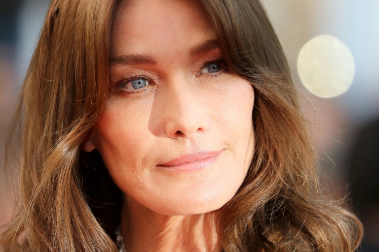 Rétractation de Takieddine: Carla Bruni-Sarkozy reconnaît avoir possédé un téléphone au coeur de l'enquête