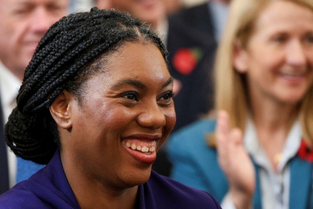 Royaume-Uni : Kemi Badenoch nouvelle cheffe des conservateurs britanniques, qui prennent un virage à droite