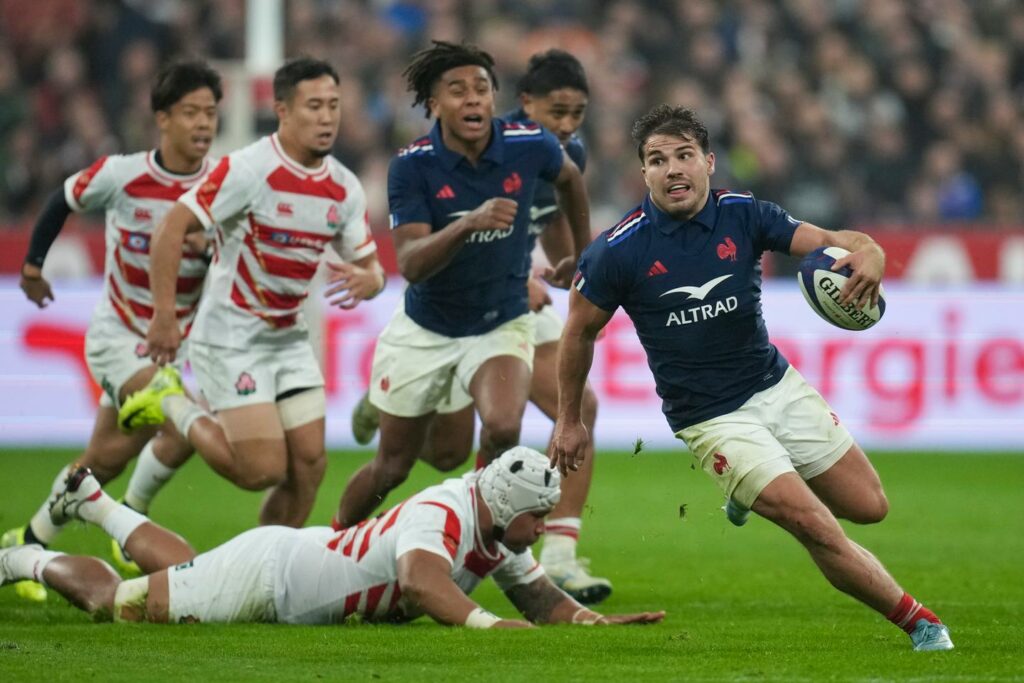 Rugby : le XV de France fête ses retrouvailles avec Antoine Dupont et le Stade de France en dominant le Japon