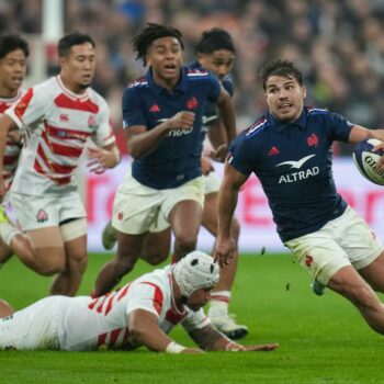 Rugby : le XV de France fête ses retrouvailles avec Antoine Dupont et le Stade de France en dominant le Japon