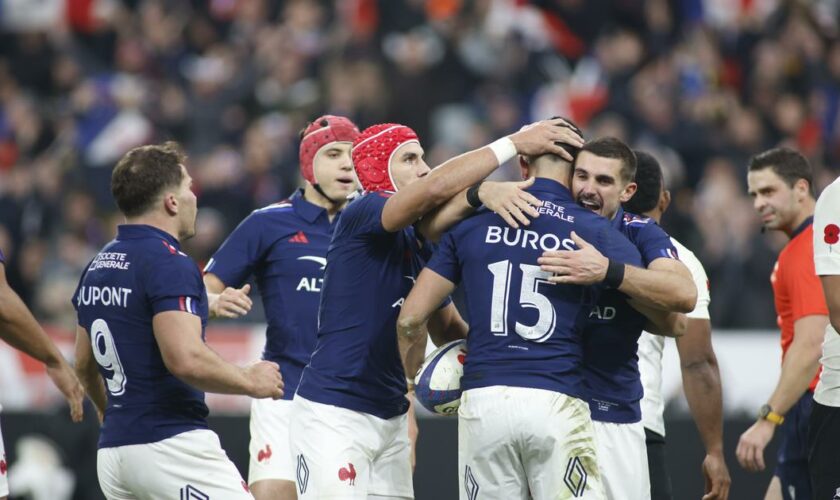 Rugby : les Bleus viennent à bout des All Blacks au bout du suspense