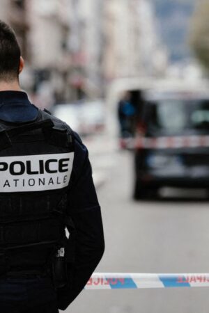 Saint-Étienne: Un homme armé de couteaux abattu par un policier