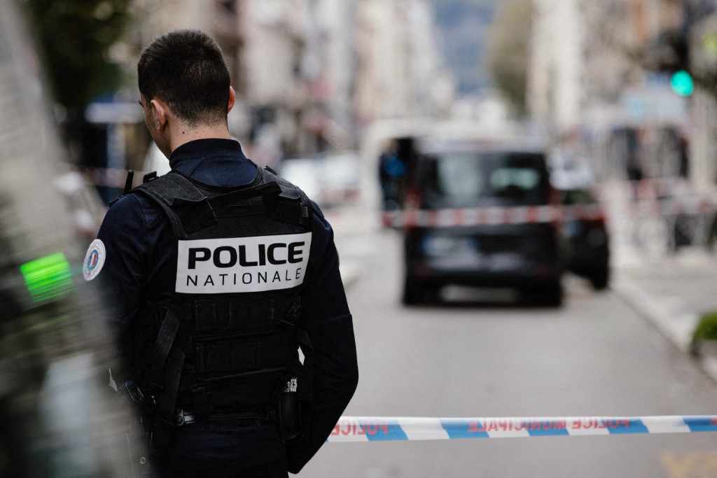 Saint-Étienne: Un homme armé de couteaux abattu par un policier