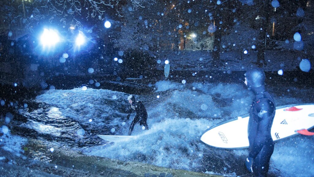 Schnee in München: Surfen im Schneegestöber