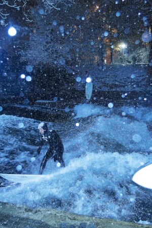 Schnee in München: Surfen im Schneegestöber