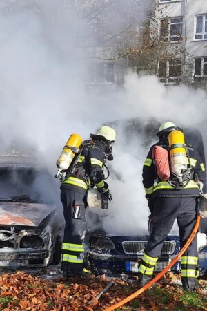 Sendling: Mann startet Auto und setzt zwei andere Wagen in Flammen