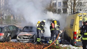 Sendling: Mann startet Auto und setzt zwei andere Wagen in Flammen