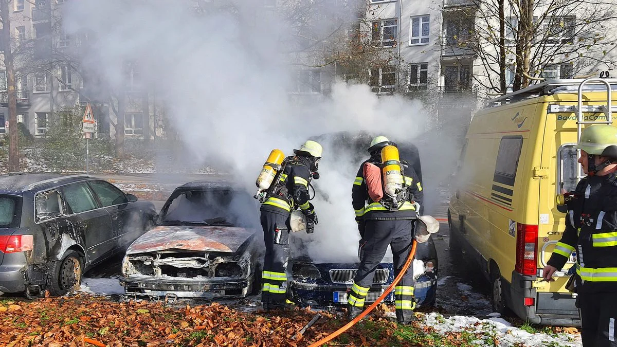 Sendling: Mann startet Auto und setzt zwei andere Wagen in Flammen