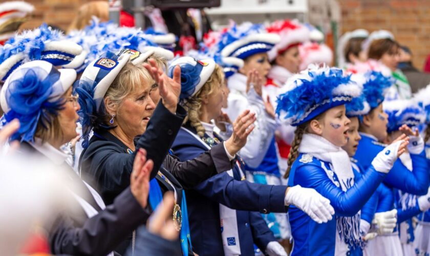 Am Cottbuser Rathaus findet traditionell die symbolische Machtübernahme durch Närrinen und Narren statt. Foto: Frank Hammerschmi