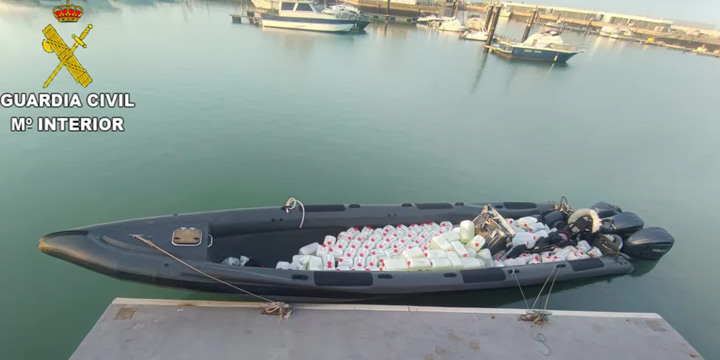 Siete detenidos en Cádiz a bordo de una narcolancha cargada de petacas de gasolina