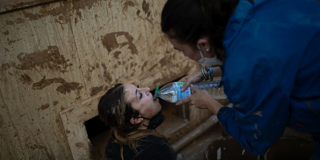 Sin fecha para poder beber agua del grifo en las casas afectadas por la DANA: «Sigan consumiendo de botellas»