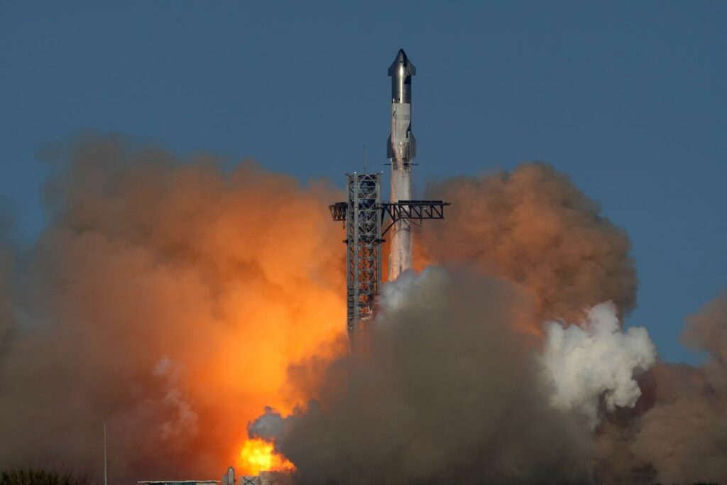 Starship, la mégafusée de SpaceX, voit son premier étage s’abîmer dans la mer après le décollage, échouant à reproduire une manœuvre décisive