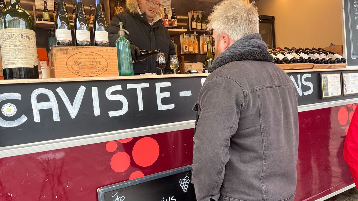 Stéphane sillonne les marchés de l’Essonne avec son bar à vin nomade : « C’est le rendez-vous convivial »