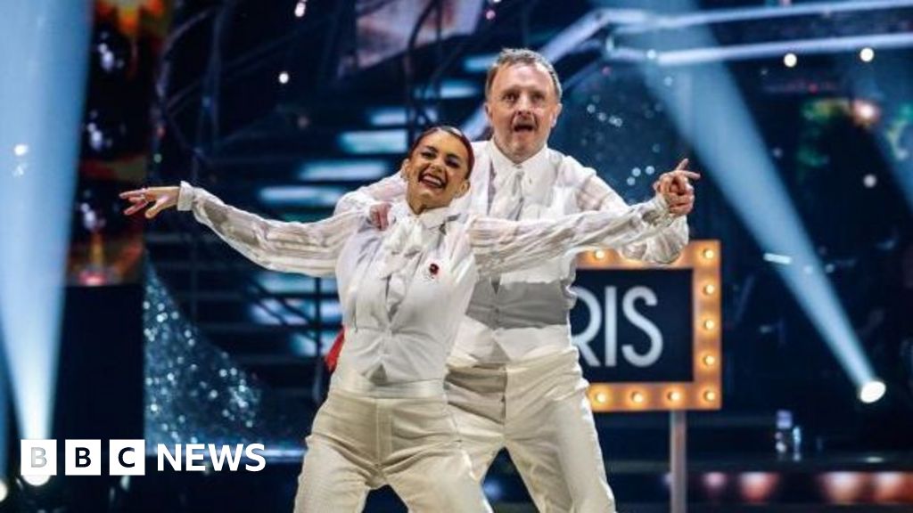 Strictly's Chris McCausland praised for 'poignant' blackout dance imitating blindness