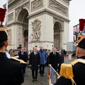 Sur les Champs-Élysées à Paris: Emmanuel Macron et le Premier ministre britannique commémorent le 11 Novembre