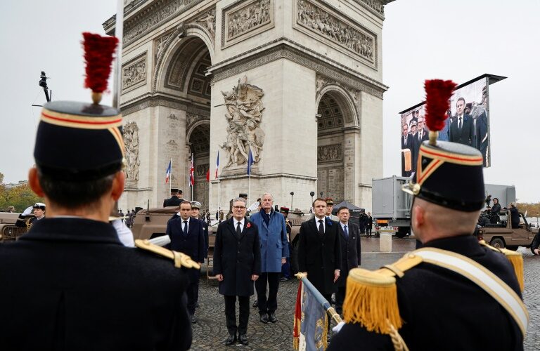 Sur les Champs-Élysées à Paris: Emmanuel Macron et le Premier ministre britannique commémorent le 11 Novembre