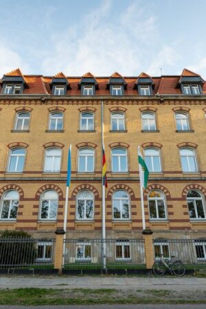 Am kommenden Montag soll das Gebäude des sächsischen Gleichstellungsministeriums orange erleuchten. (Archivbild) Foto: Robert Mi