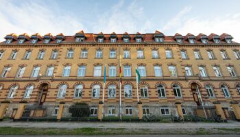 Am kommenden Montag soll das Gebäude des sächsischen Gleichstellungsministeriums orange erleuchten. (Archivbild) Foto: Robert Mi