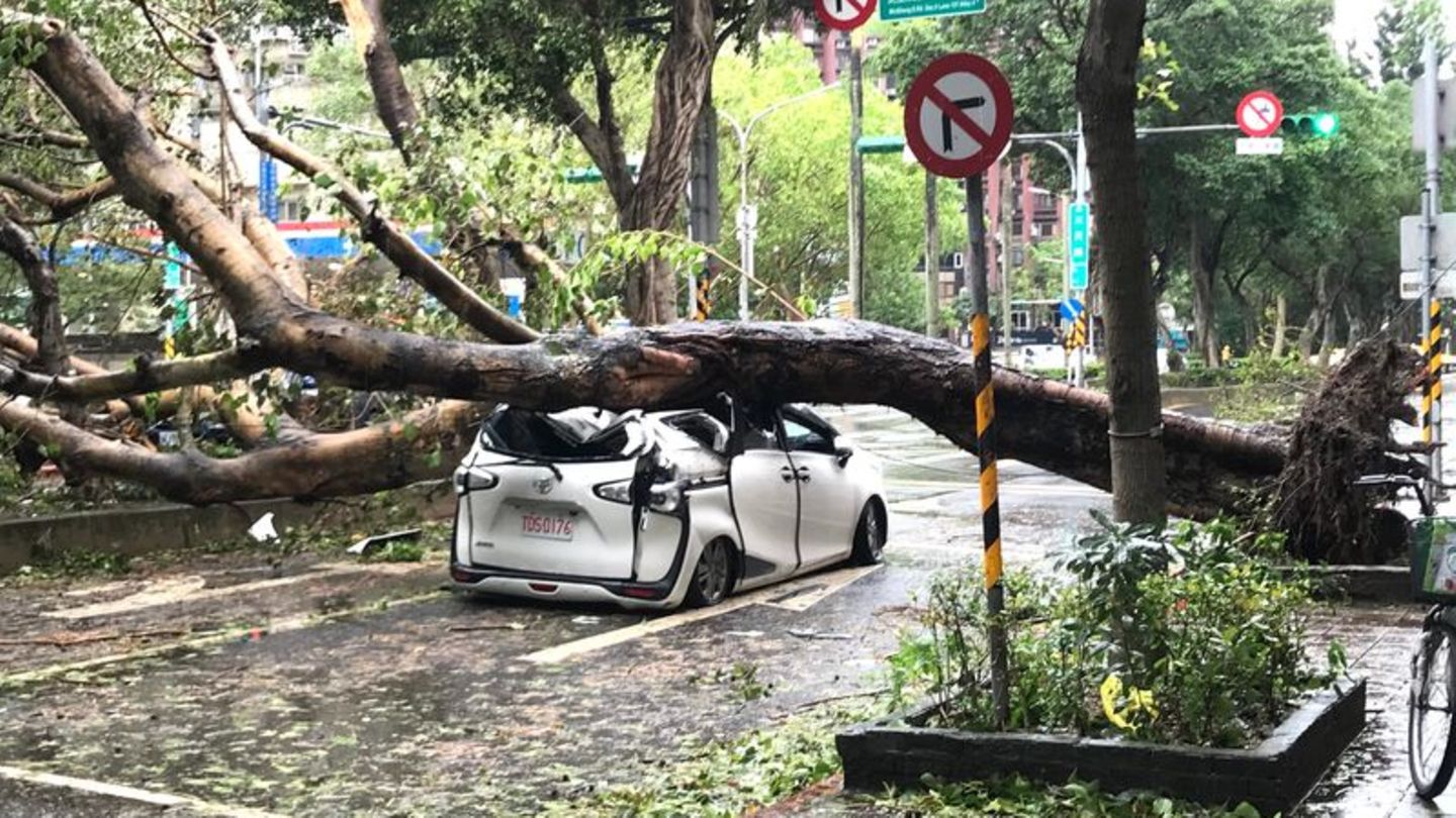 In Taiwan hat der Taifun "Kong-rey" für Verwüstung gesorgt. Foto: Yu-Tzu Chiu/dpa