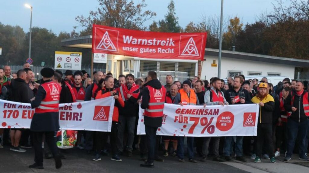 Die Warnstreiks in der Metall- und Elektroindustrie gehen weiter. (Archivbild) Foto: Bodo Schackow/dpa