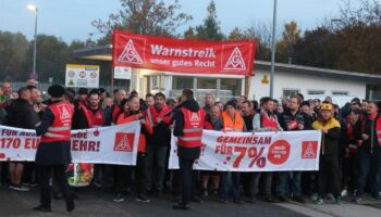 Die Warnstreiks in der Metall- und Elektroindustrie gehen weiter. (Archivbild) Foto: Bodo Schackow/dpa