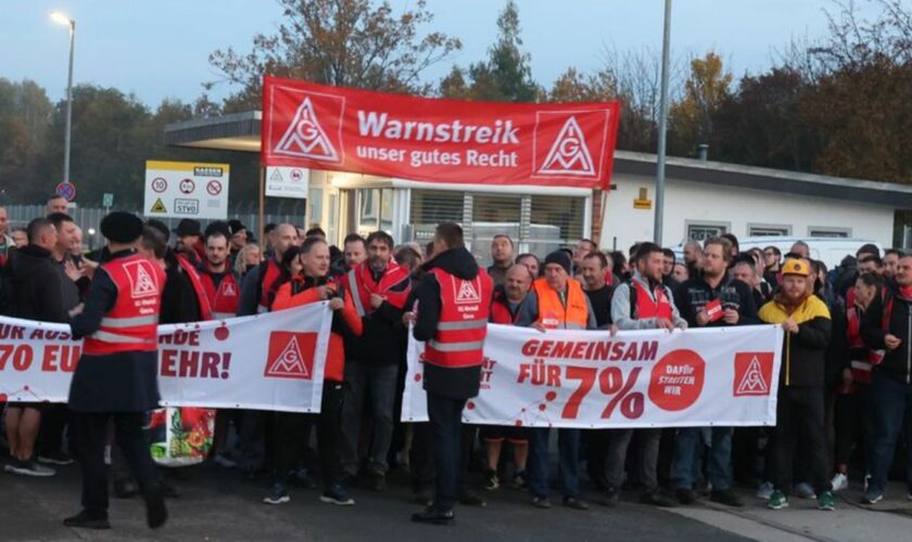 Die Warnstreiks in der Metall- und Elektroindustrie gehen weiter. (Archivbild) Foto: Bodo Schackow/dpa