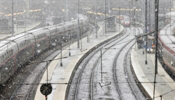 Tempête en France: 150.000 foyers sans électricité, attention au regel