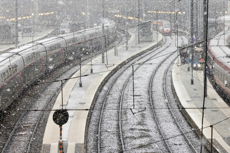 Tempête en France: 150.000 foyers sans électricité, attention au regel