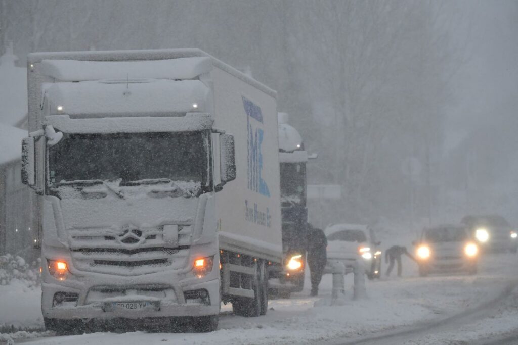 Tempête hivernale Caetano : 31 départements en vigilance orange pour neige, verglas et vent, les transports restent perturbés