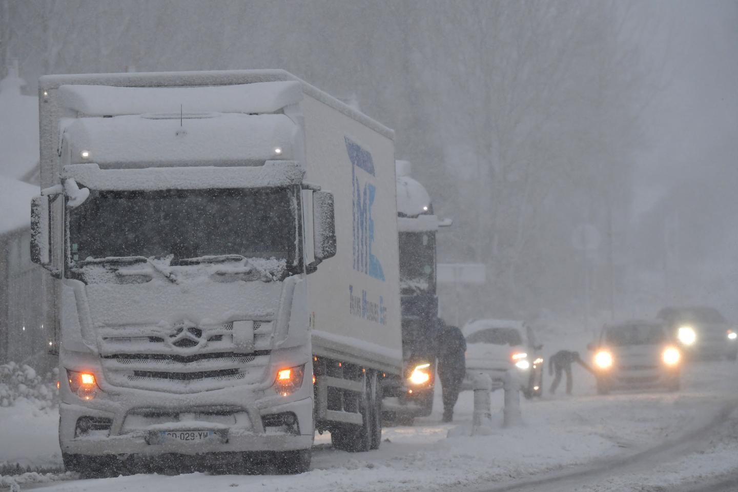 Tempête hivernale Caetano : 31 départements en vigilance orange pour neige, verglas et vent, les transports restent perturbés