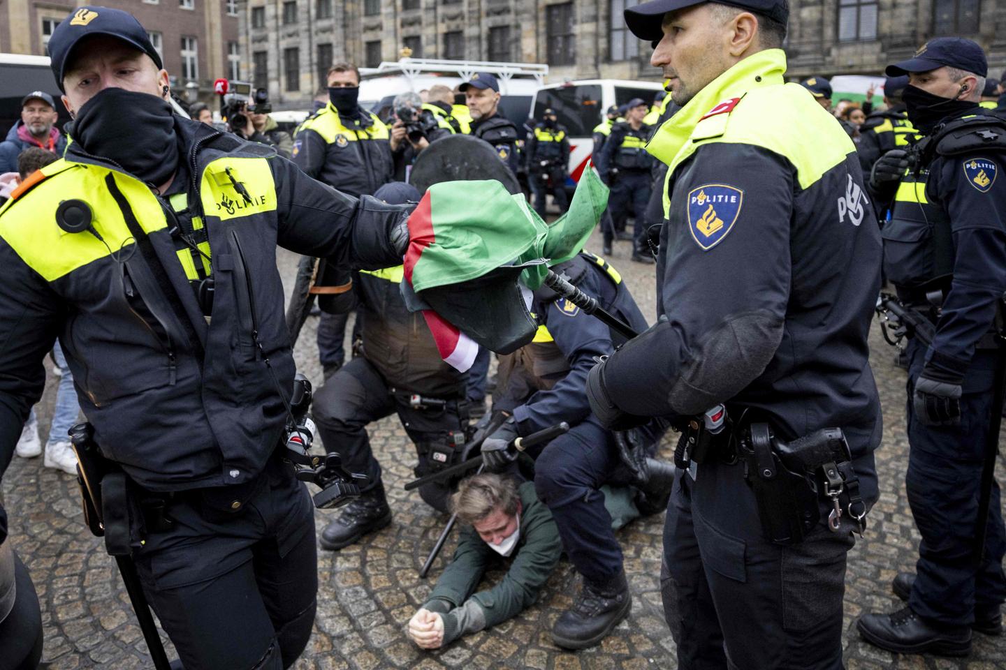 Tensions au sein de la coalition gouvernementale néerlandaise après les violences entre supporteurs à Amsterdam