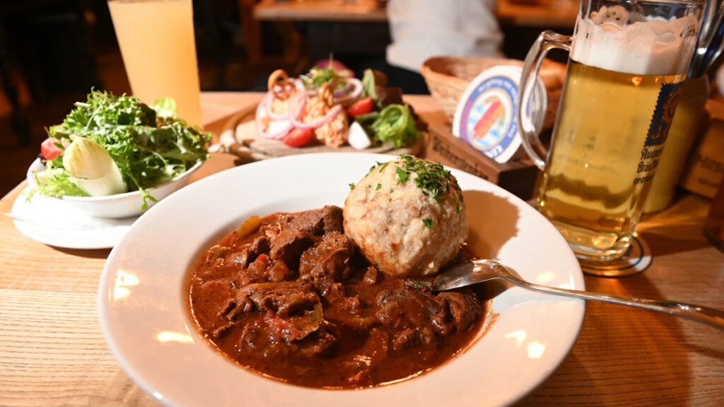 Truderinger Wirtshaus: Wo der Knödel satte 300 Gramm wiegt