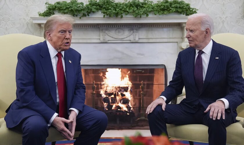 Trump agradece a Biden en el Despacho Oval que facilite la transición de poderes, porque la política "es dura"