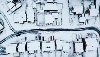 UK snow in pictures as Arctic blast leaves entire neighbourhoods blanketed sparking travel chaos