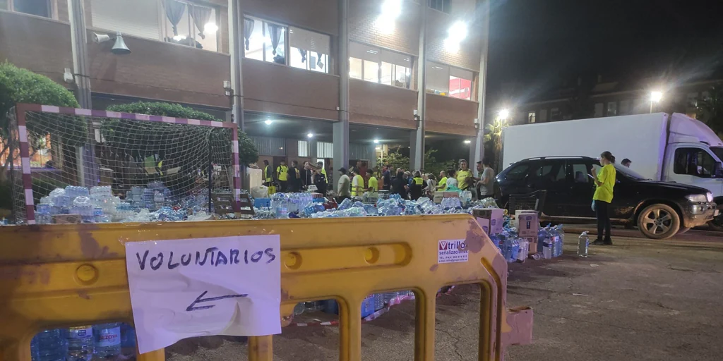 Un colegio de Valencia muta en centro logístico para ayudar a las víctimas de la catástrofe de la DANA